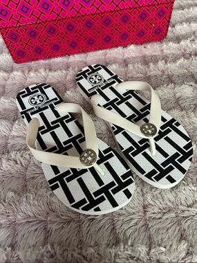Tory Burch Black & White Logo Geometric Flip Flops size 6